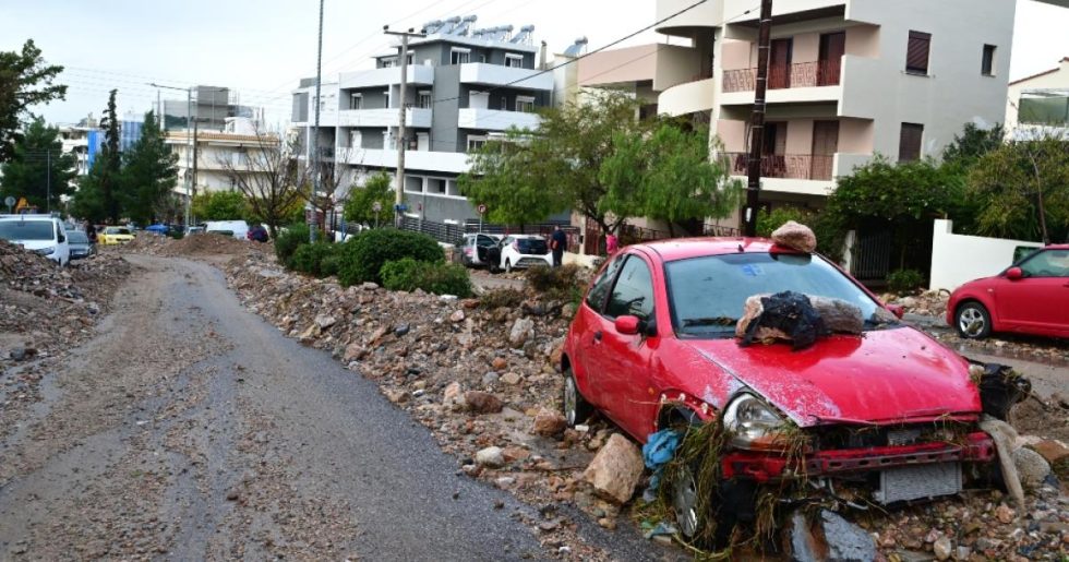 Μπάζα, λάσπες, πανικός και δύο νεκροί από την κακοκαιρία - Εκατοντάδες κλήσεις στην πυροσβεστική